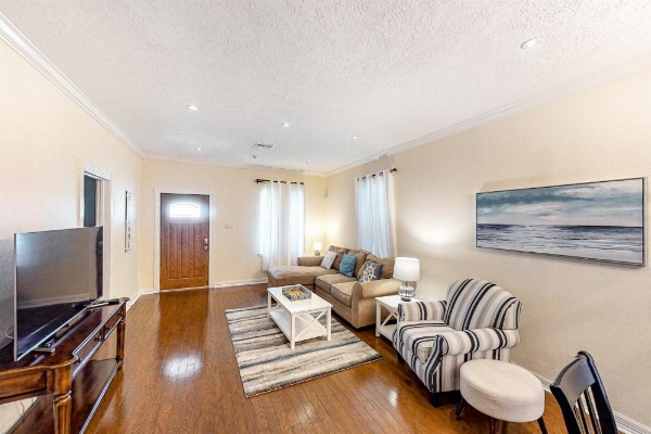 Craftsman on Seawall image 14